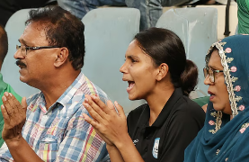 গ্যালারিতে বসে খেলা দেখছিলেন জাতীয় নারী ফুটবল দলের অধিনায়ক ও আফরার বড় বোন আফঈদা খন্দকার। পাশে ছিলেন তাঁদের মা–বাবাও